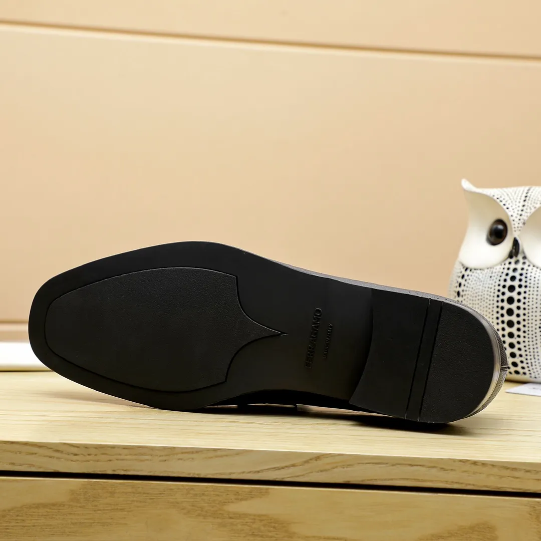 Factory price 460 🔥Ferragamo's new men's casual slip-on shoes🇨🇳Official website original 1:1 mold opening, original quality💯Fine workmanship, high-end luxury☘The upper is made of imported Italian first-layer cowhide🌴Water-dyed🐂Leather lining🍓Rubber wear-resistant and non-slip outsole, breathable and comfortable to wear🍍The first choice for high-grade men, black is optional! Code number 38-44 (45.46. Can be customized)